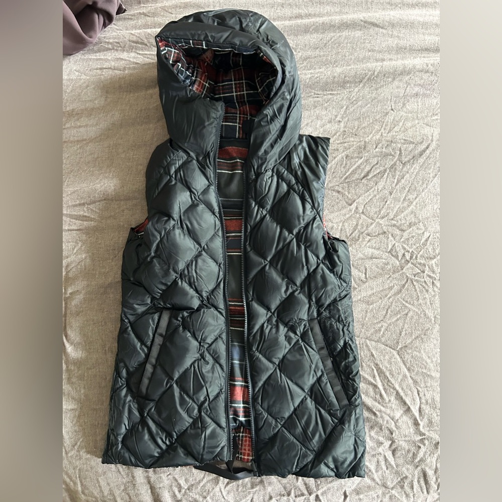 Reversible Lululemon vest. Tag fell off but I believe size 6. Never worn.